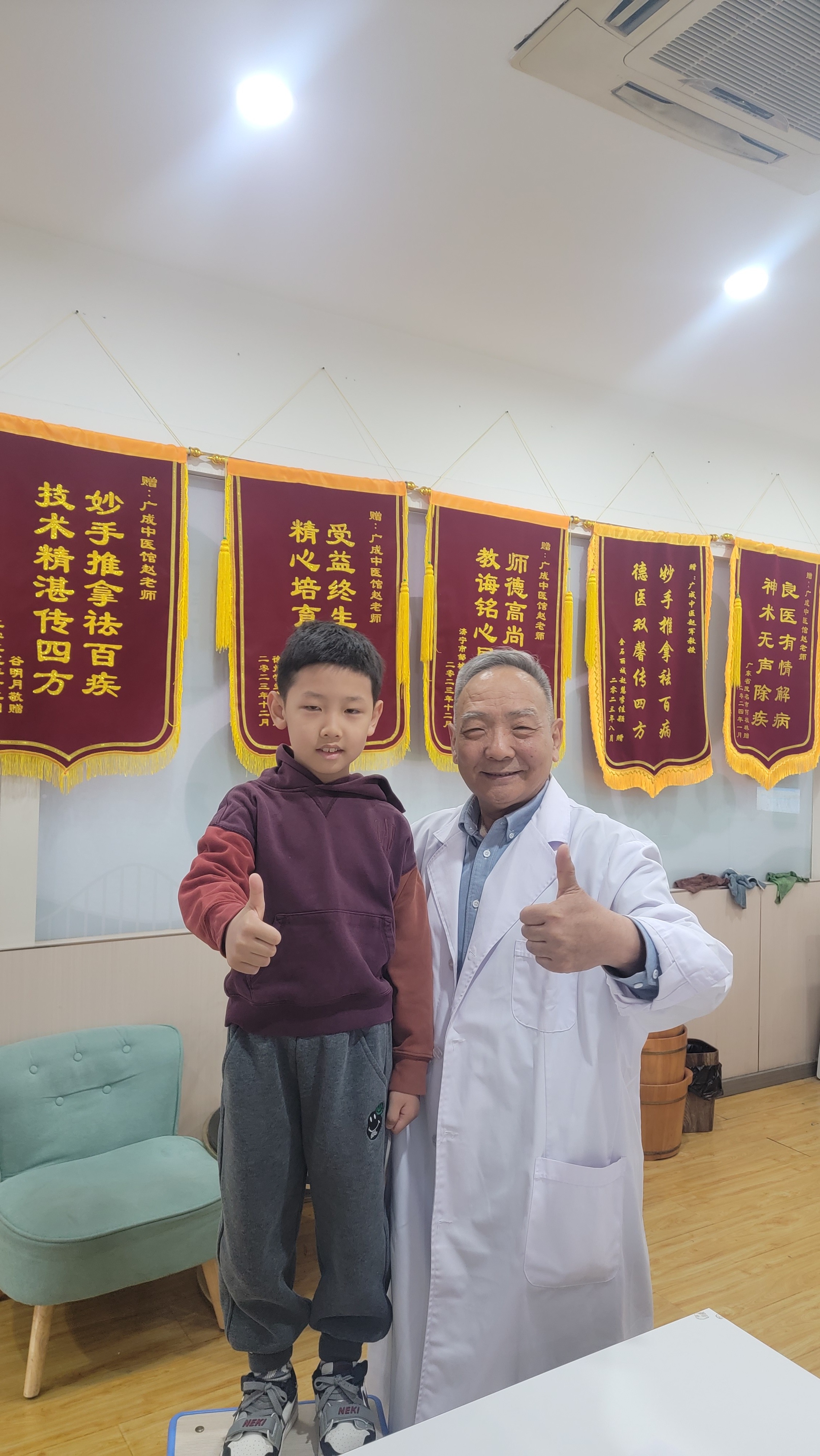 当脐痛脐居正中属太阴，当脐作痛本源深。脾失健运寒凝里，湿浊停痰滞络阴。按之微坚多