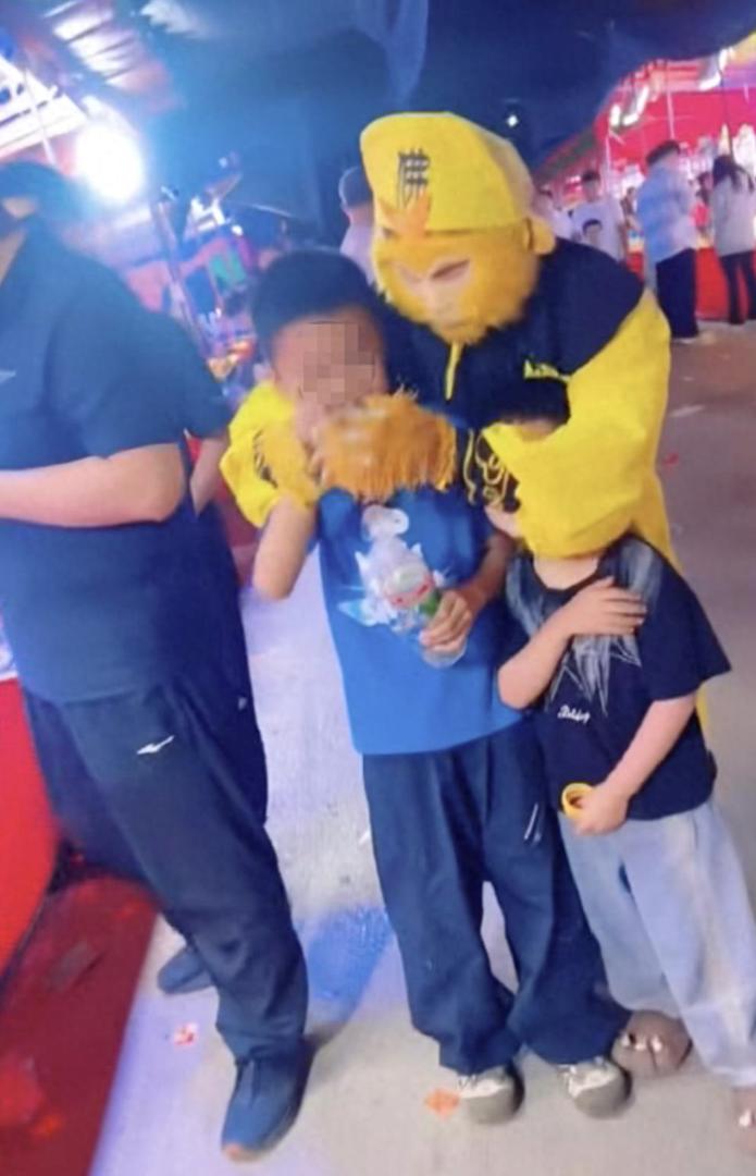 这下惹众怒了！山西柳林，两名小孩正在四月十八古会，突然一名打扮成孙悟空样子的人拉