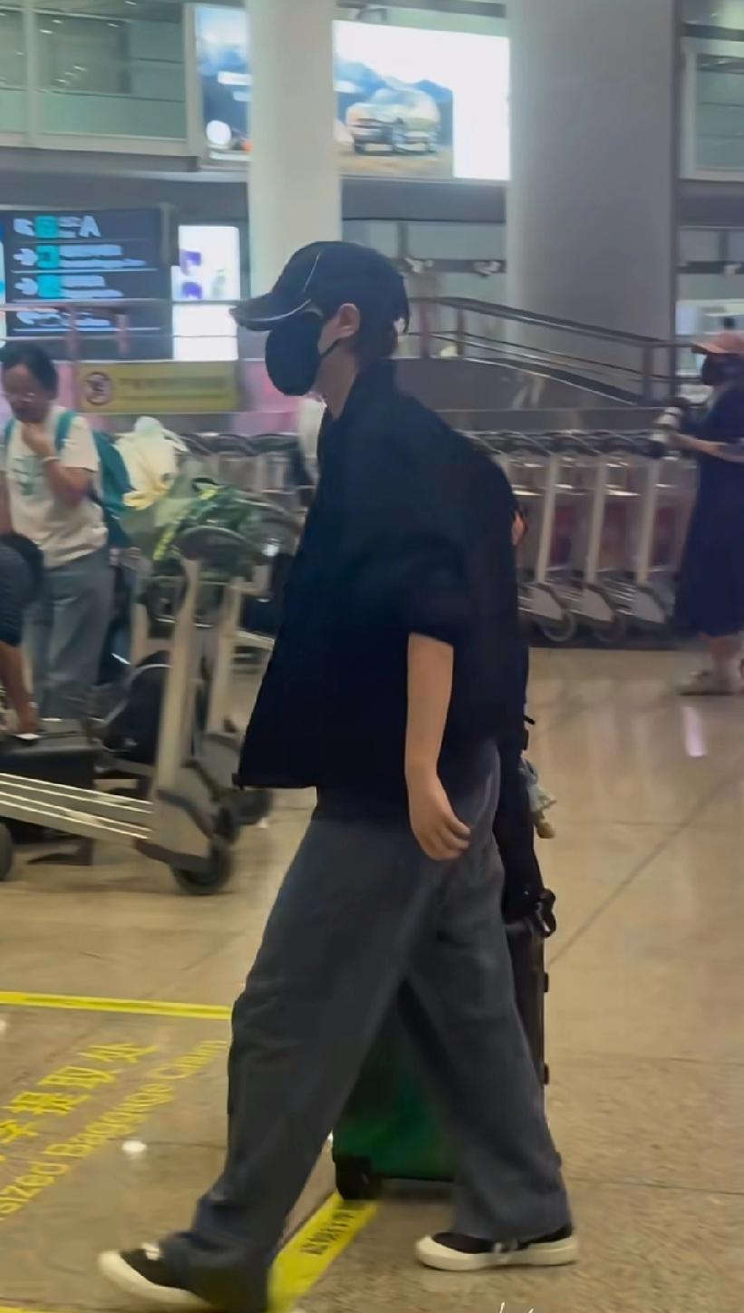 王曼昱结束新疆乒超第三阶段行程，现身机场新疆乒超第三阶段已落下帷幕，王曼昱