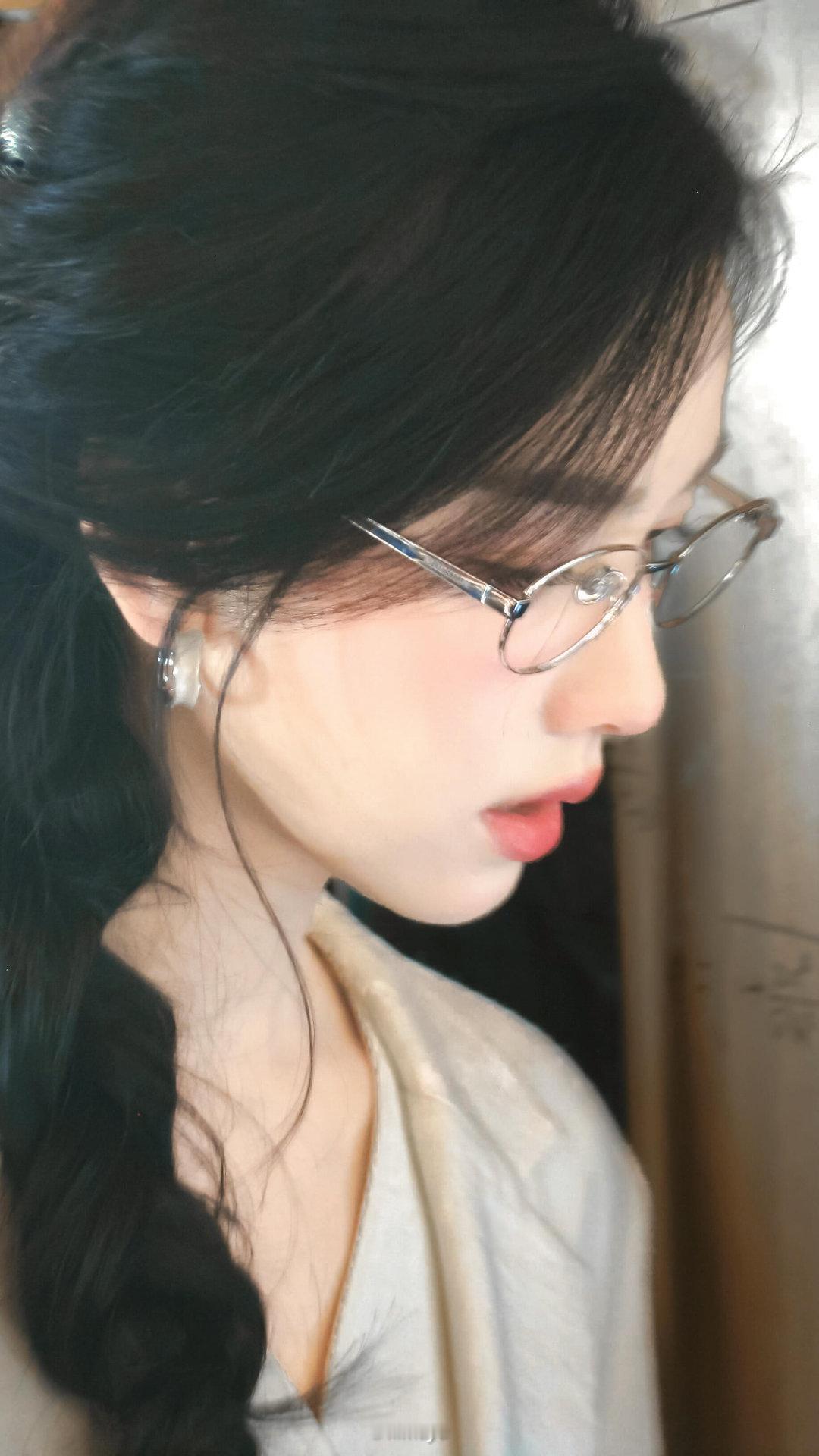 知性美~，戴眼镜的陈都灵真的有一种独一无二的高智感