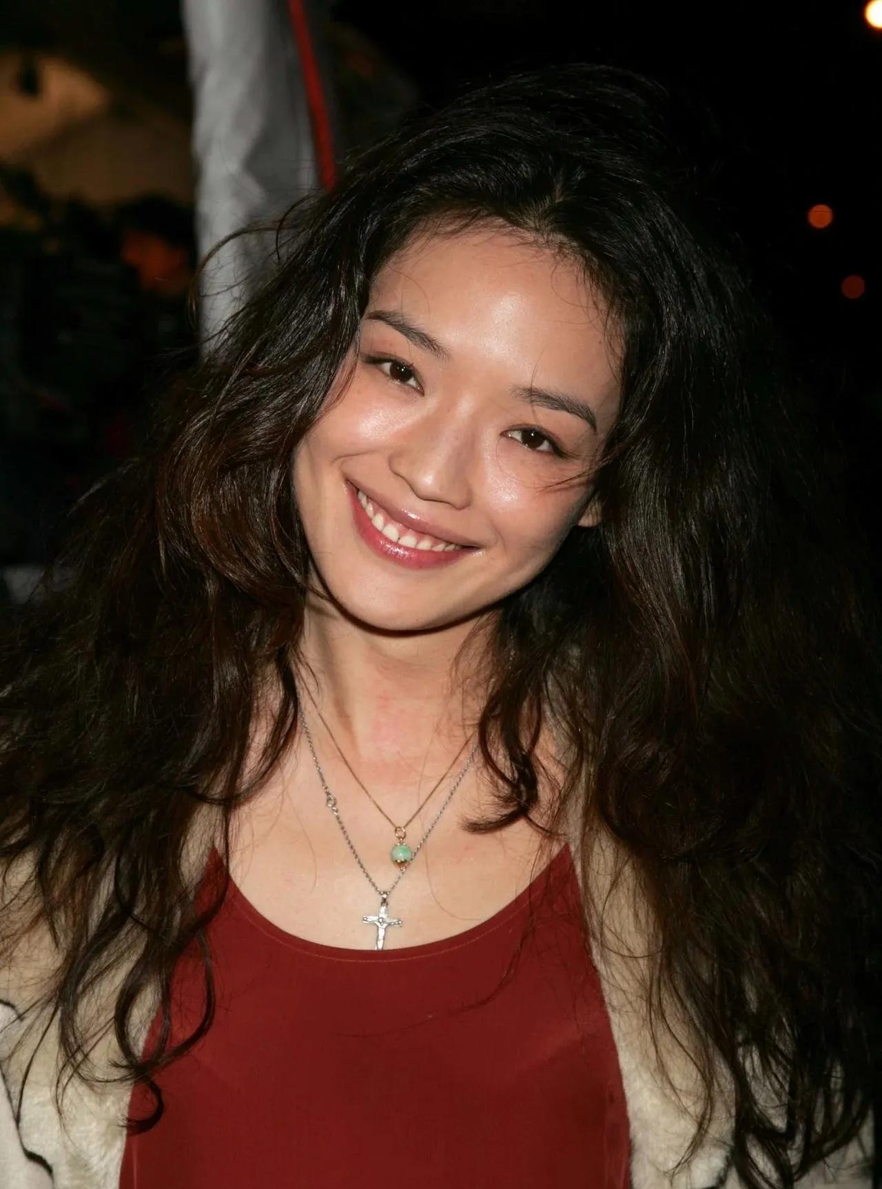 舒淇就像陈酒，越老越香，她年轻时颜值气质一般般，上了年纪反而越来越有魅力了。#舒