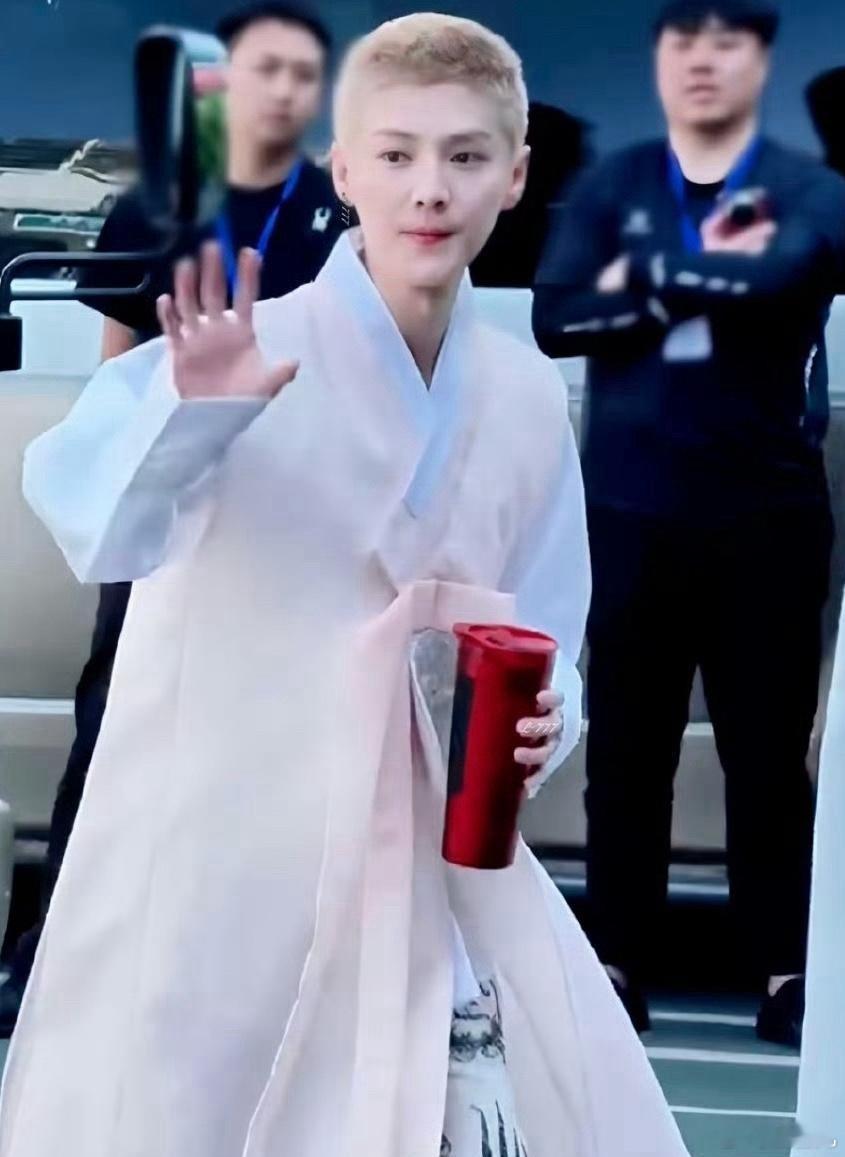 1.白鹿和李晨的关系更尴尬了，她还担心其他女星抢走她的地位，要求节目组必须给她一