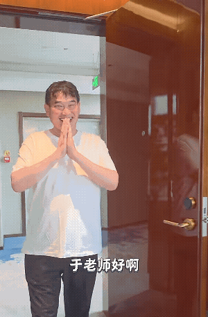 大衣哥这个人不简单呀。你看他在见于文华的时候，他的礼仪做的那是相当到位，可以写入