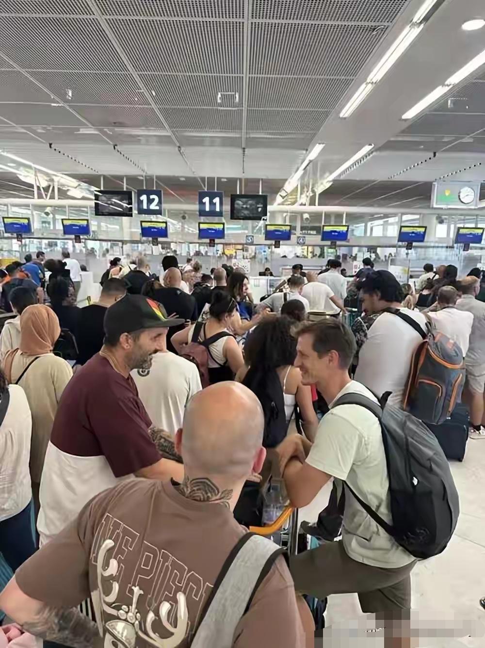 刷到一个外国小哥的视频，他刚出浦东机场，对着镜头第一句话就乐了：“我妈以为我去了