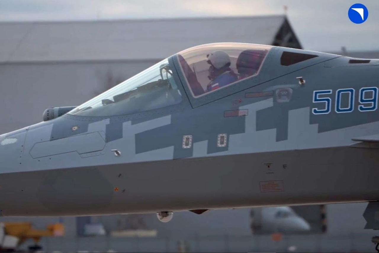 战机欣赏：俄罗斯苏-57战斗机“509”号正为下周的迪拜航展进行训练。它将以敞开