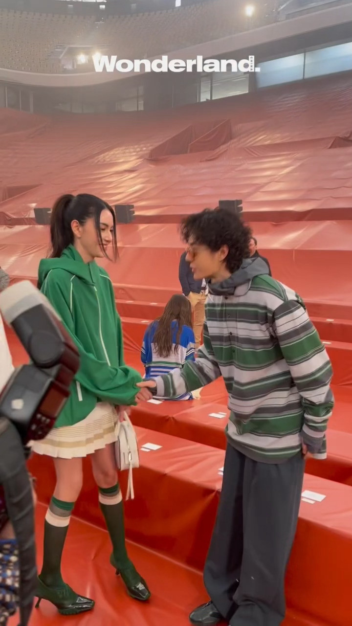 王一博和Mai合影！王一博Mai看秀合影