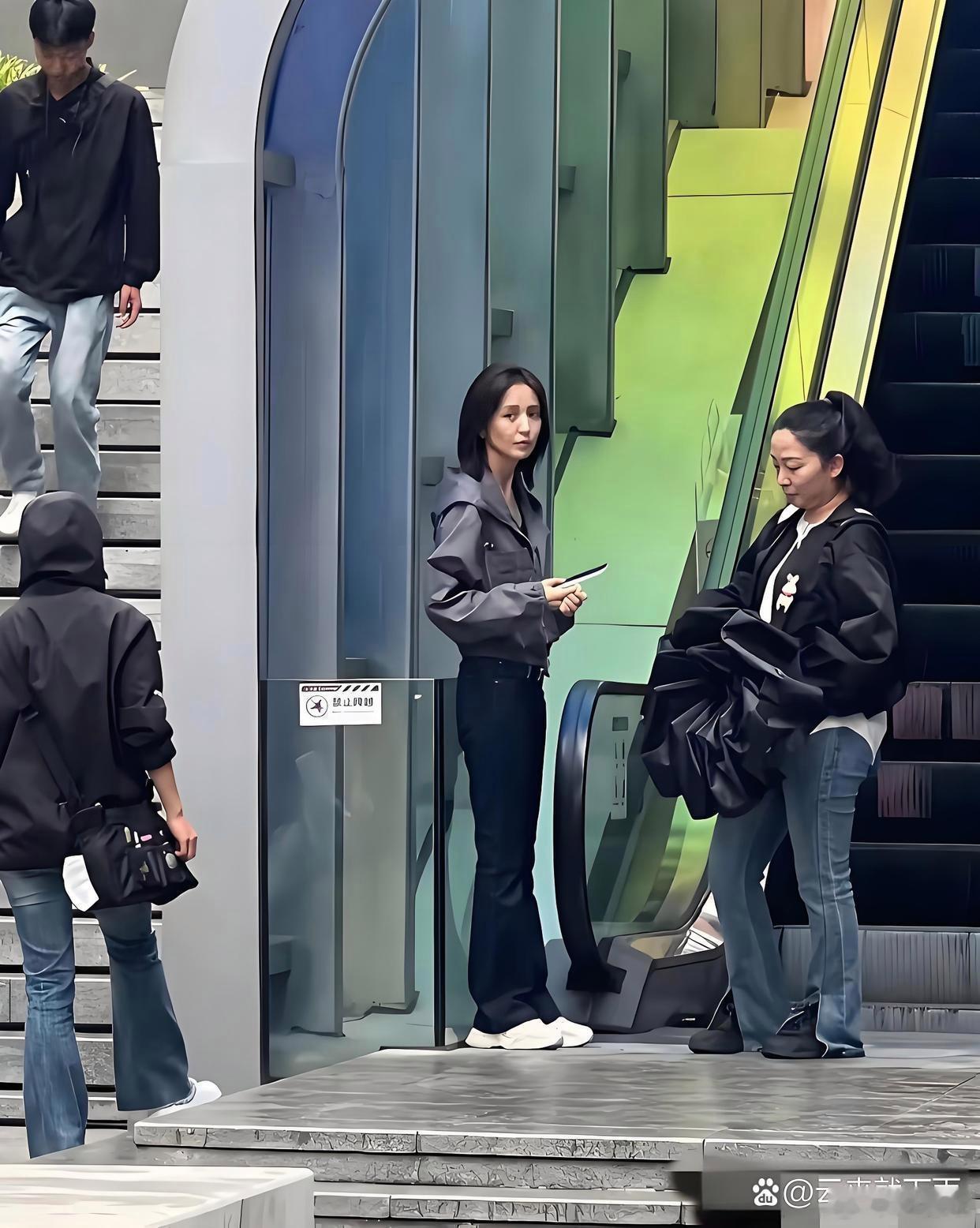 我滴个乖乖！电视里那么有气质的女神，没想到就这个样，真想不到呀……