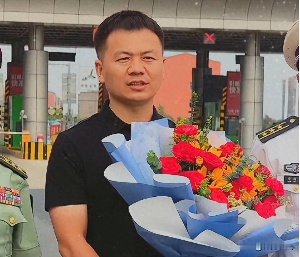 军人张伟跪母泣求再救一人！连救5人命悬ICU，被救夫妻却成'白眼狼'引全网震怒