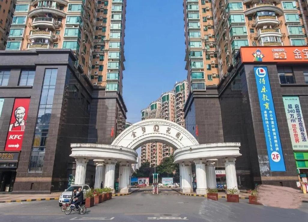 90年代广州，恒大金碧花园奠基揭牌仪式上的一幕，年轻的许家印正在揭牌