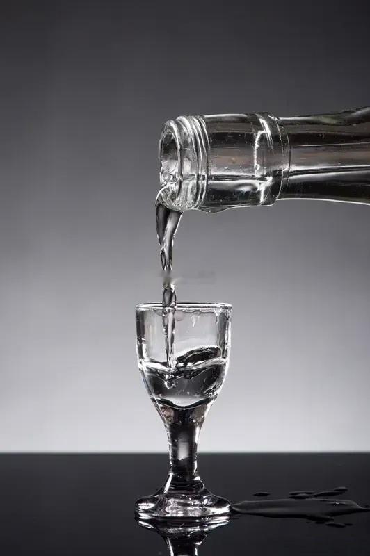 白酒之害，为什么大家越来越不喝白酒？大量年轻人，尤其是00后，不再钟情于白酒