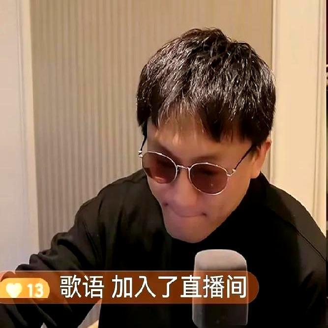 别再刷“百万流水”了，那个在央视拉二胡的力哥，根本不是来还债的。镜头前，一