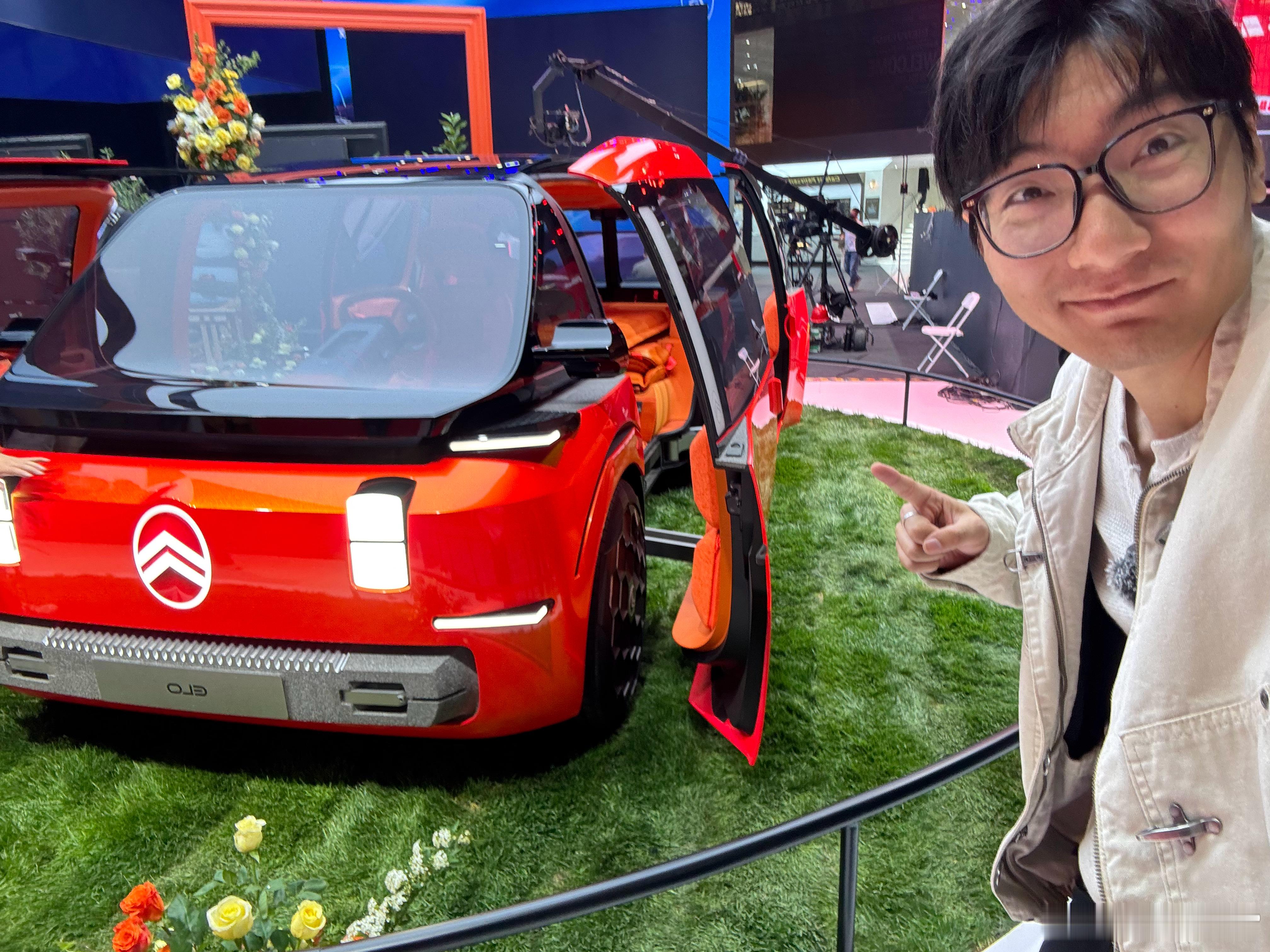 雪铁龙ELO，这个概念车是真好玩儿啊。4米1的尺寸，内部能塞得下6个人，空间非常