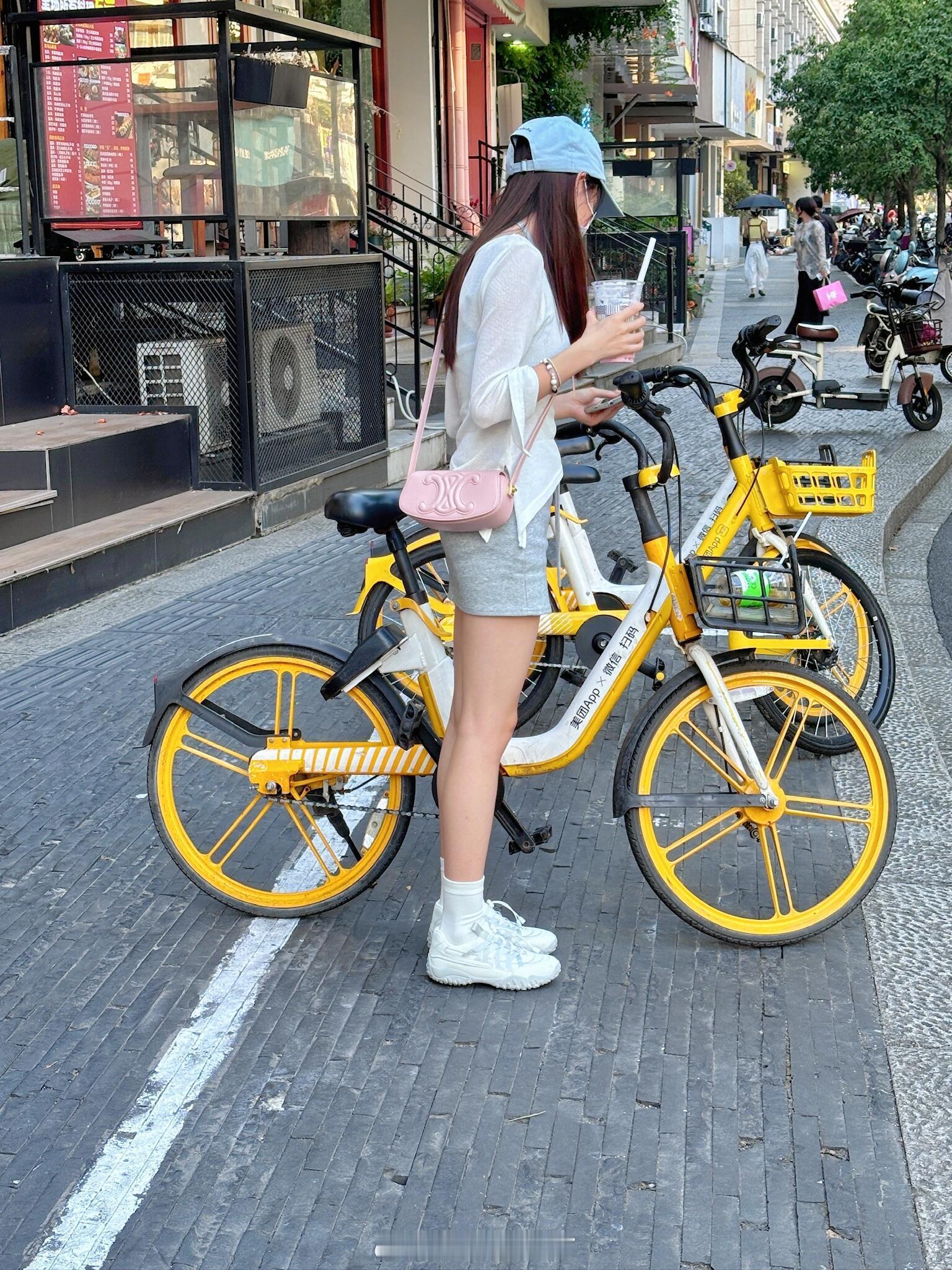 为什么现在都这样穿了。。。逛街看到的，感觉今年好多各种衣服十芭蕾鞋呀，不过真的蛮