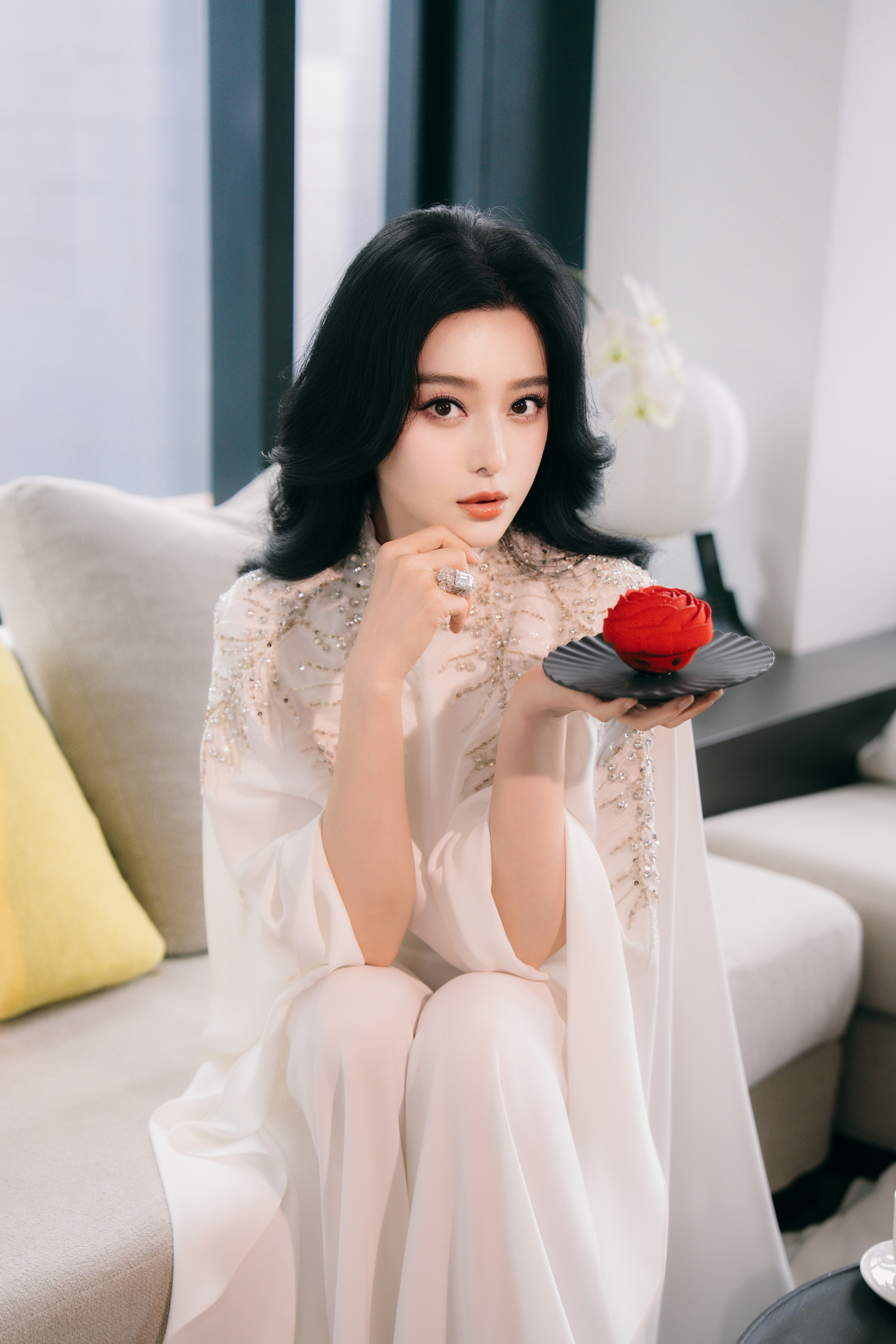 微风轻拂，尽享悠闲。结束一天的工作后，与范冰冰在花园里约杯下午茶。暂别狮城，期待