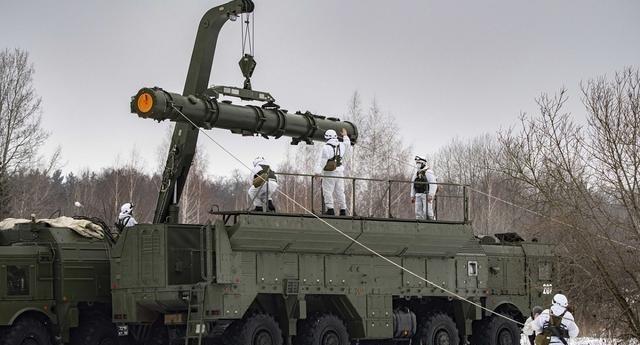 俄军除了在1月8日深夜，发射“榛树”高超音速中程导弹，还在13日白天，向乌克兰发