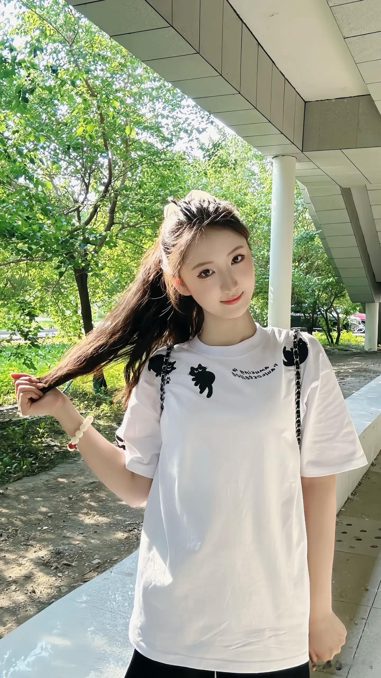 夏日清新穿搭，白色T恤+自然绿意，元气满满！🌞💚