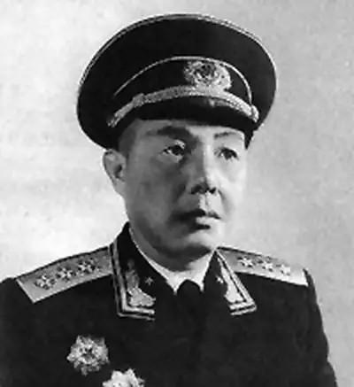 1959年，海军政委苏振华独自抚养六个孩子，日子过得格外艰辛。毛泽东主席得知后，