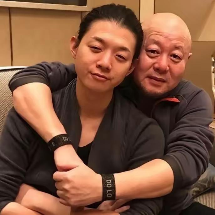 火风说：“很多人来评论说我抛妻弃子，从来不管霍尊和他妈妈仲小萍，这个我一定要更正
