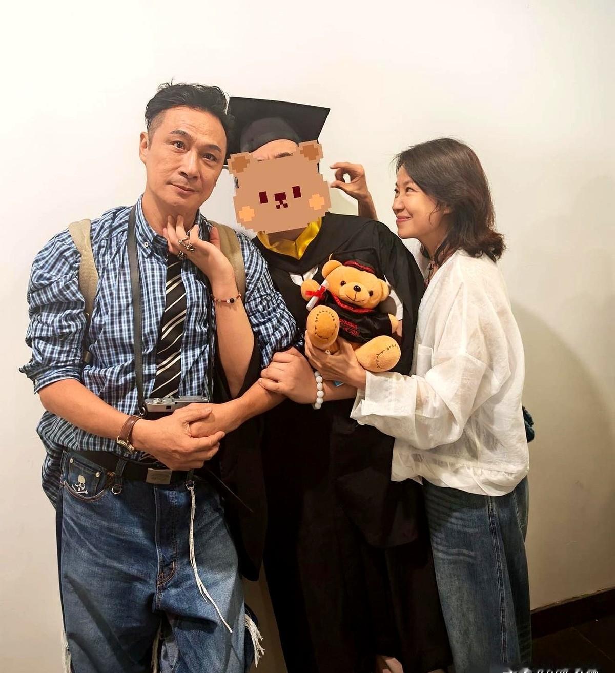吴镇宇心疼了。费曼在高中毕业这天敲下长文，把当年书包泡在泳池里、手指卡在厕所门