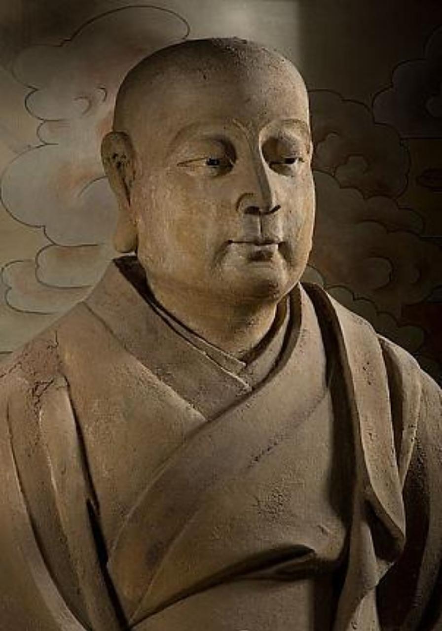 1996年，李金锁在寺中用刷子清理佛像时，一个手抖，一块泥皮剥落下来。他凑近一看