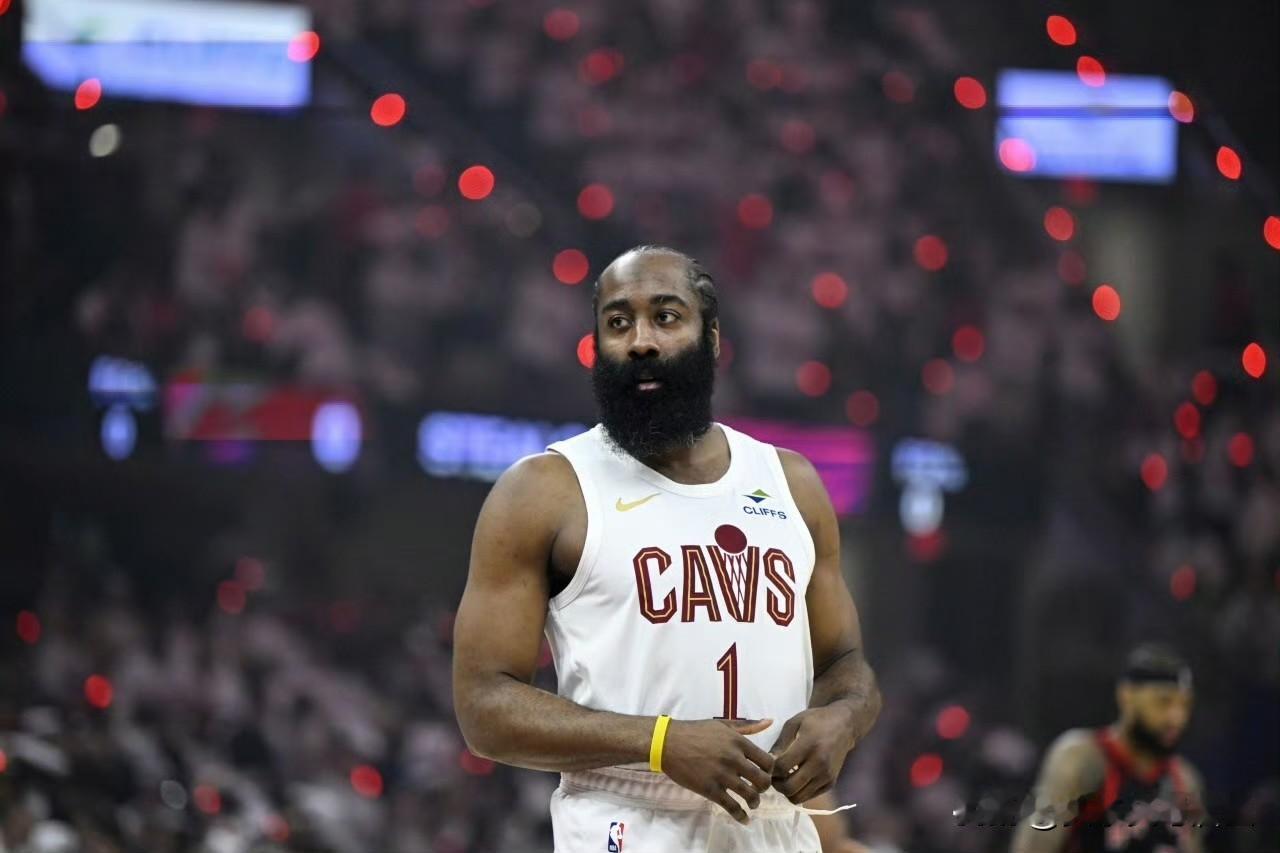 NBA球星詹姆斯·哈登于当地时间凌晨3点40分被休斯顿警方逮捕，遭到非法携带武器