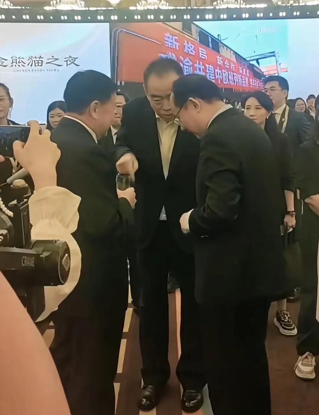 这两张照片，足以见到陈凯歌作为知名导演，在圈内的泰斗地位！陈凯歌和于东等人一起