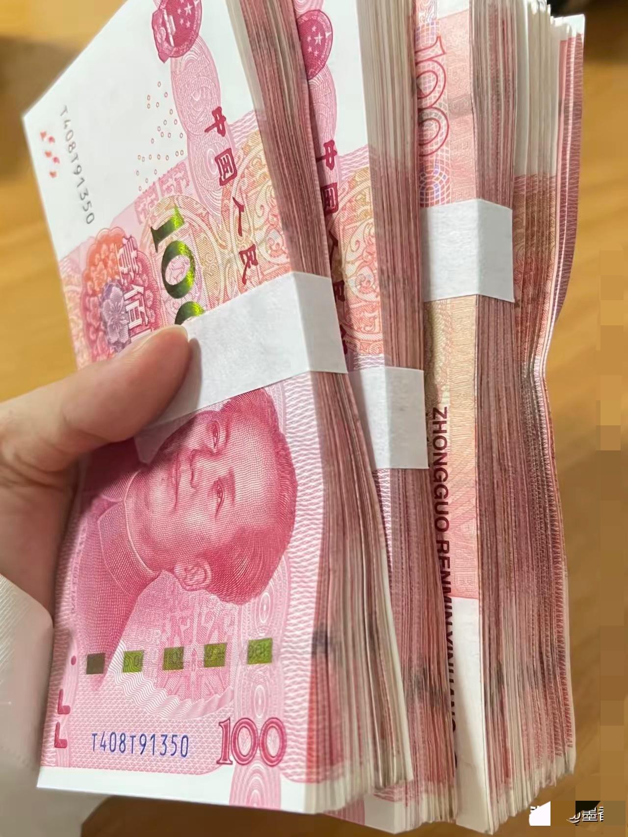 佩服我老公的情商！昨天表哥抱着箱酒上门借8万，我说千万别借，他却开口喊：“哥，钱