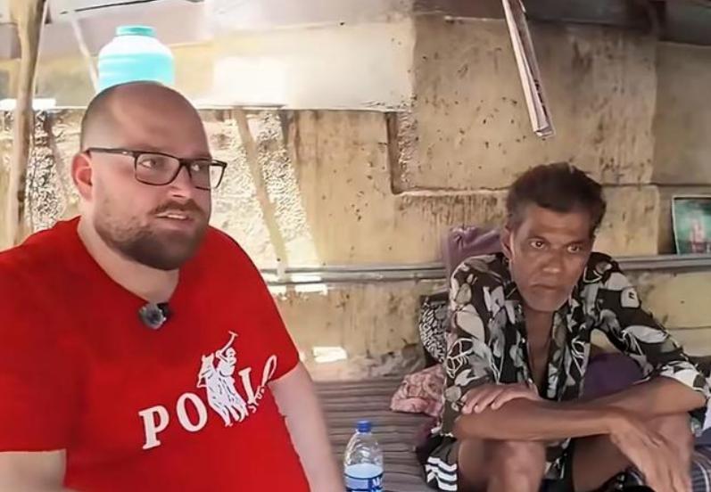 挪威男子十岁时，被父母扔在了印度新德里，小小的他流落街头靠着捡垃圾维生，长大后当