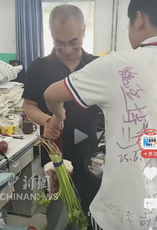 这教师收礼，该不该处罚？毕业季，一名即将毕业的男生公然给老师送礼，一把芹菜，一
