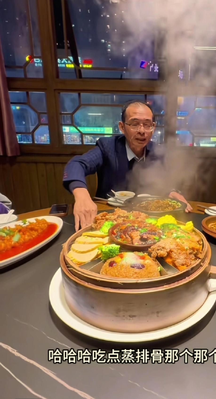 谢浩男的爸爸回到了四川南充。回到家乡，他和老乡们聊天时操着一口四川口音，那感觉格