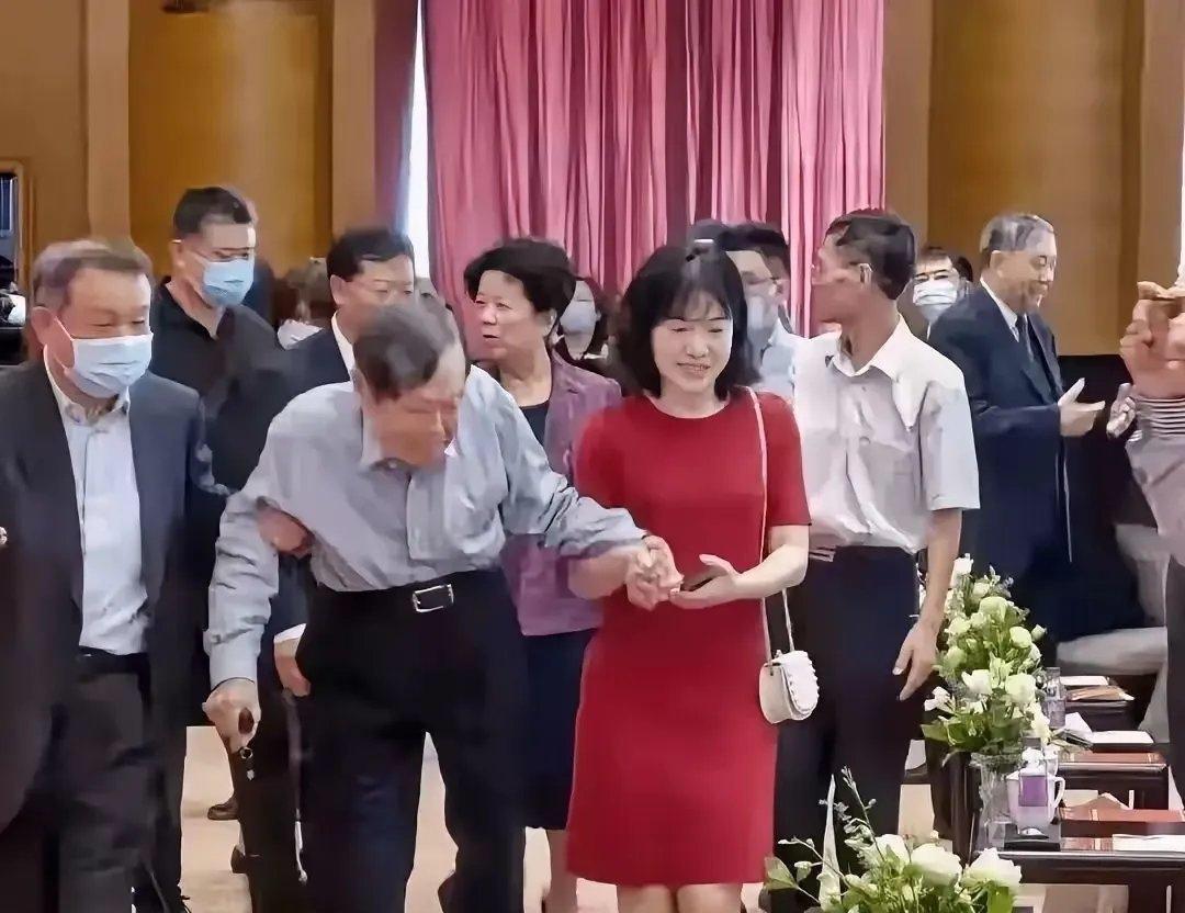103岁的扬振宁和翁帆一同出席活动，他的腰都直不起来了，拄拐还得两人搀扶，但精神