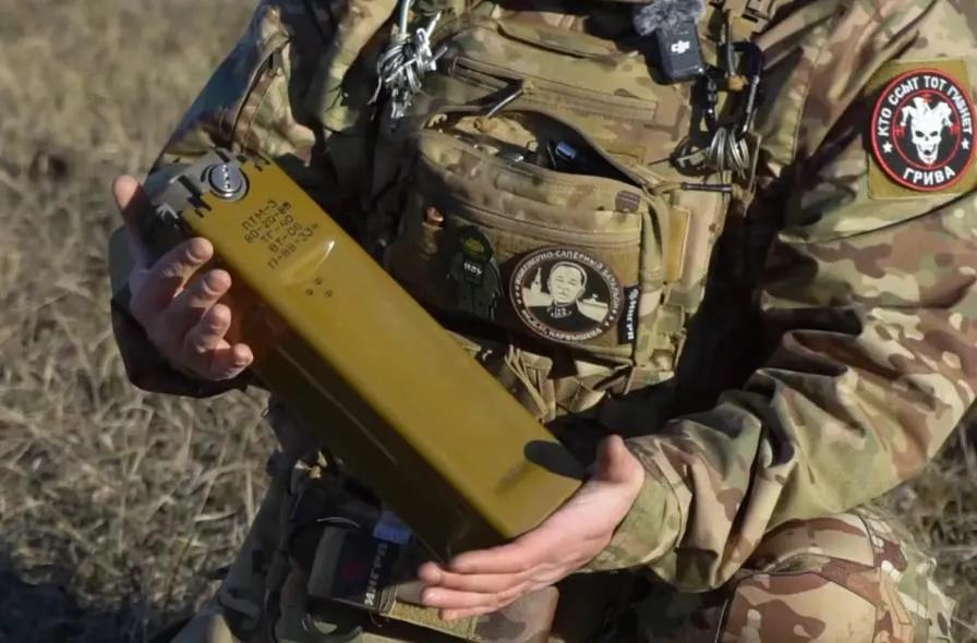 俄军现在又给“天竺葵”无人机增加了一项新功能，就是空中布雷。从网上出现的视频可以