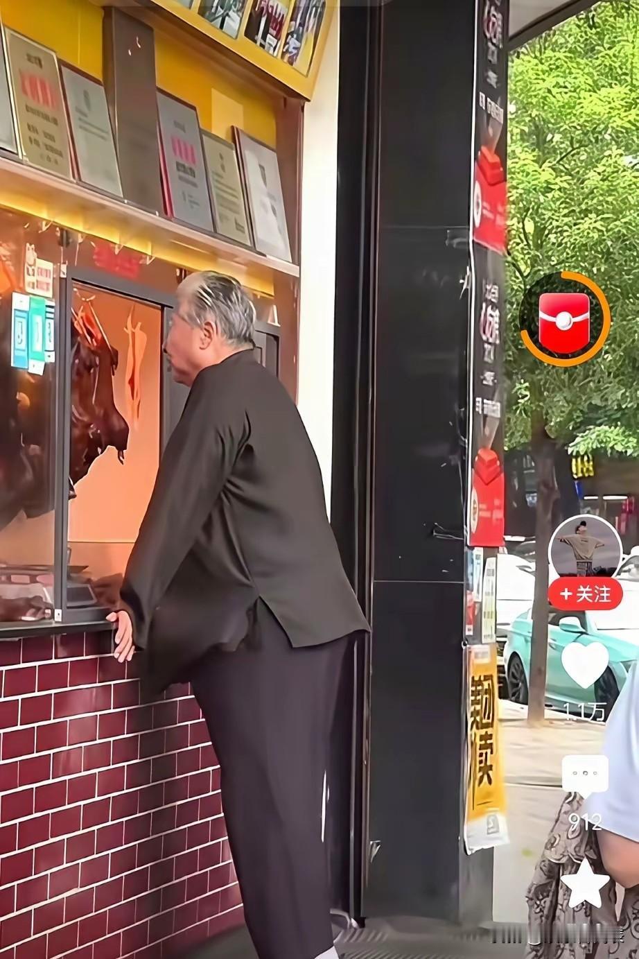 破防了！72岁洪金宝健步如飞买卤鹅，这哪是养生是钞能力。前几年他还坐轮椅出行