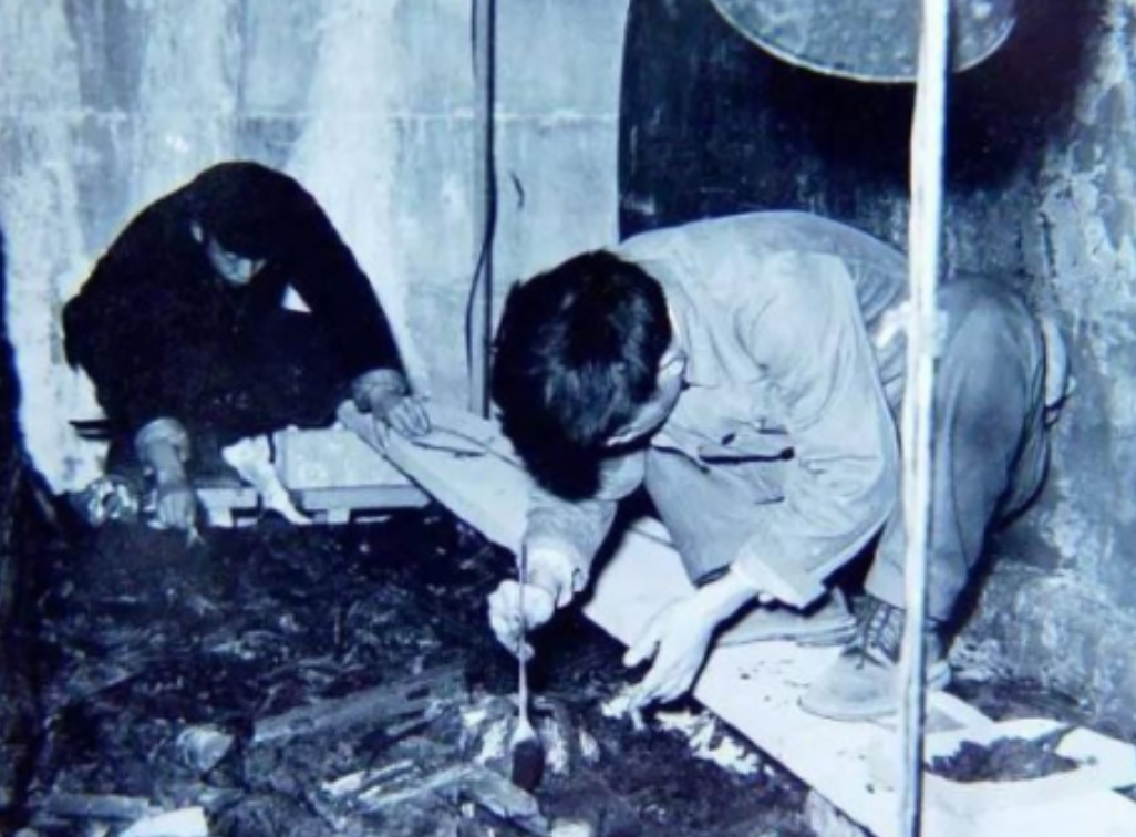 1988年，老罗在墓室清理时，趁无人注意，偷偷将两只金手镯塞进鞋底。回家后，他内