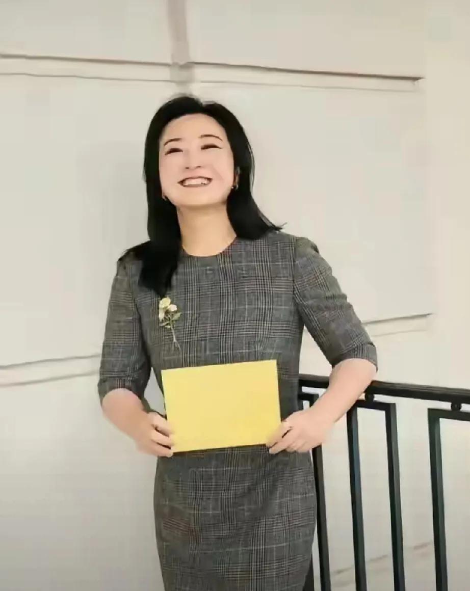 家人们谁懂啊！2025年底贾玲一亮相活动，直接美出新高度！瘦了近100斤的她，身