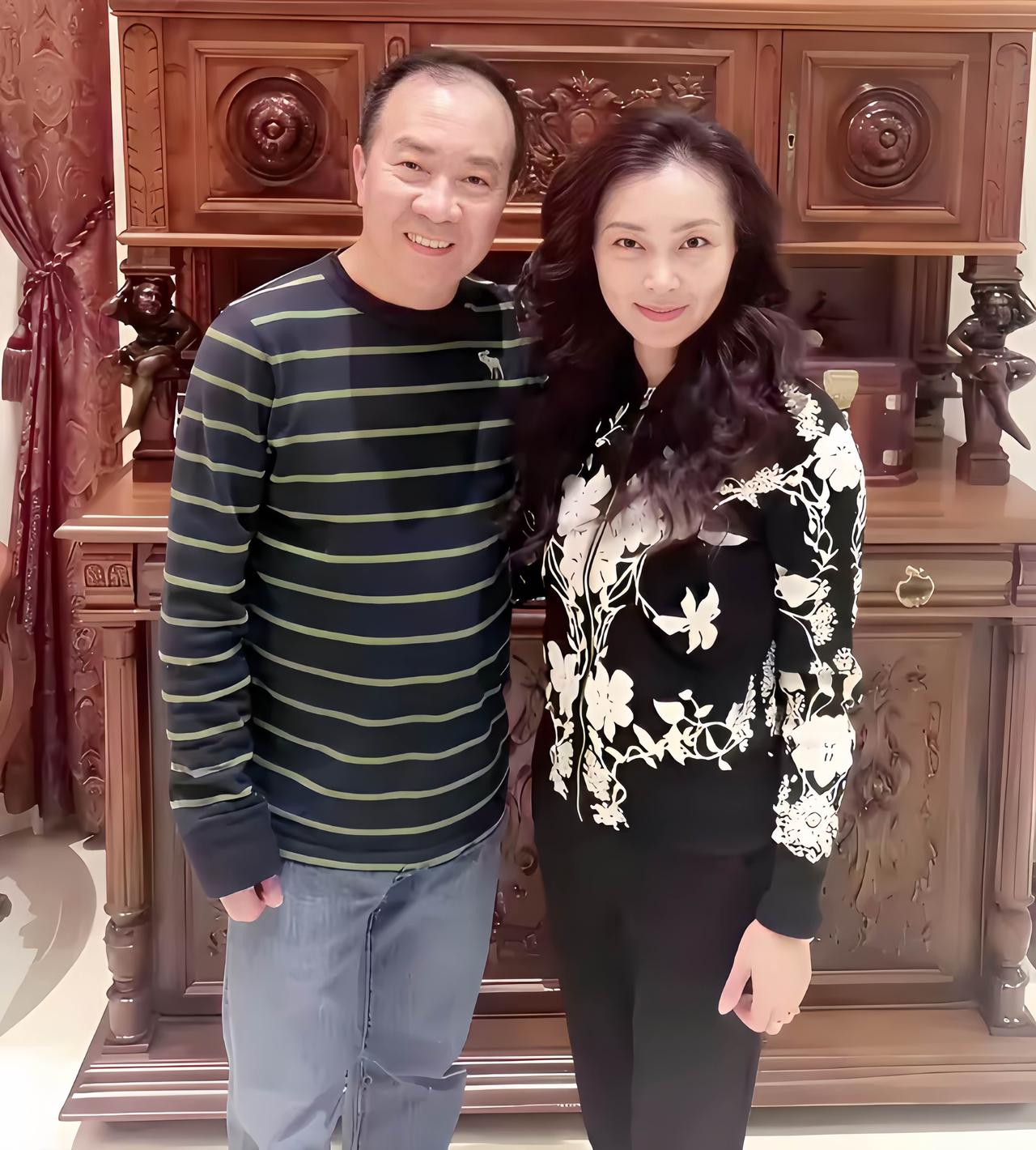 眼前这名男子是相声大师姜昆的搭档，曾一起上过春晚。戴志诚与妻子袁茵合影，头顶