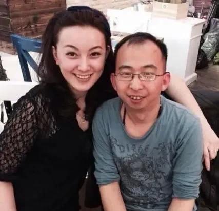 43岁的巨兴茂一家三口，太让人羡慕了。他早年因外形被嘲“第一丑星”，但凭借对表演