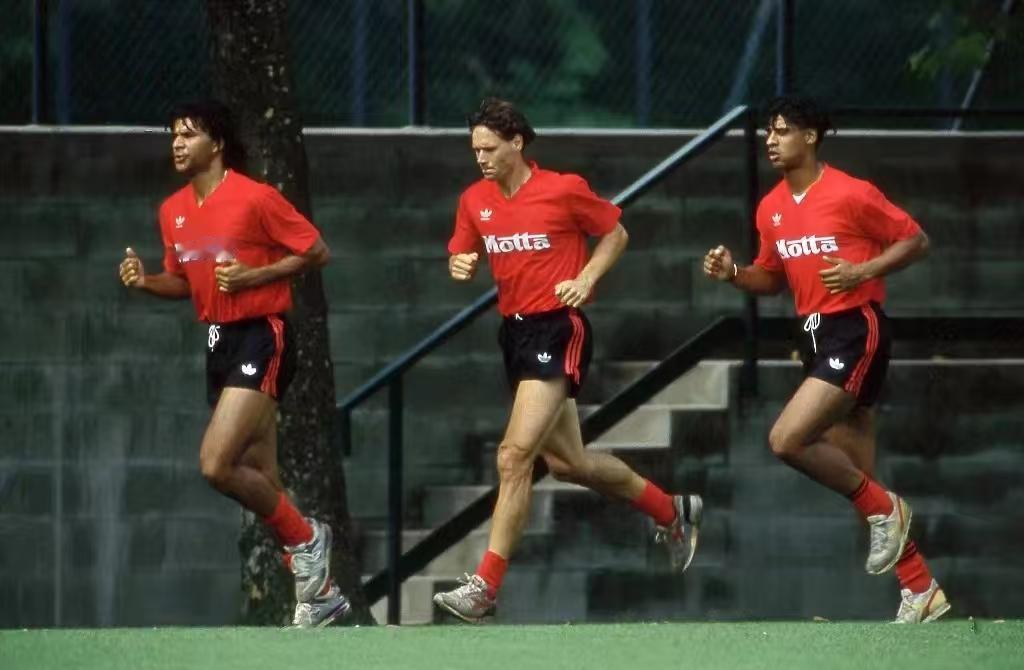 如果是历史最强，那肯定是大罗，但是作为米兰球迷来说，心目中最强的足球前锋肯定是范