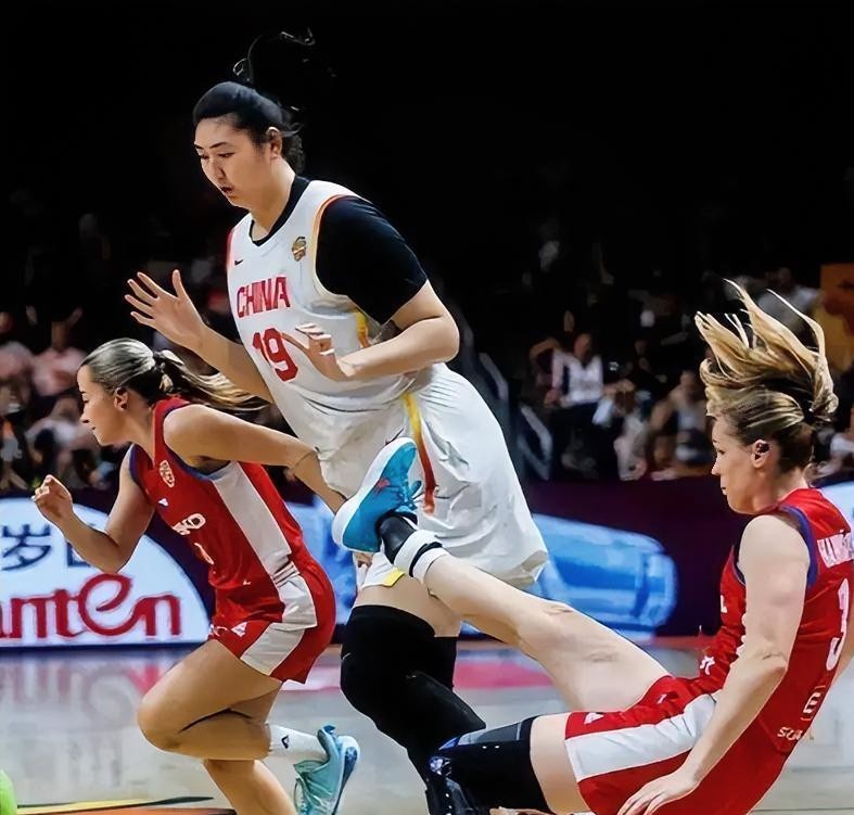 这届女篮世界杯，中国女篮四个“之最”全是真的。李月汝护照遗失缺席，官方确认，这剧情谁都不敢写。张子宇