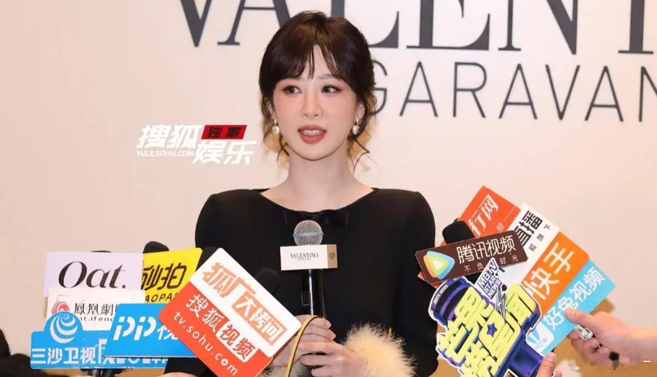 杨紫这活动真好看，华伦天奴的衣服终于正常了💯