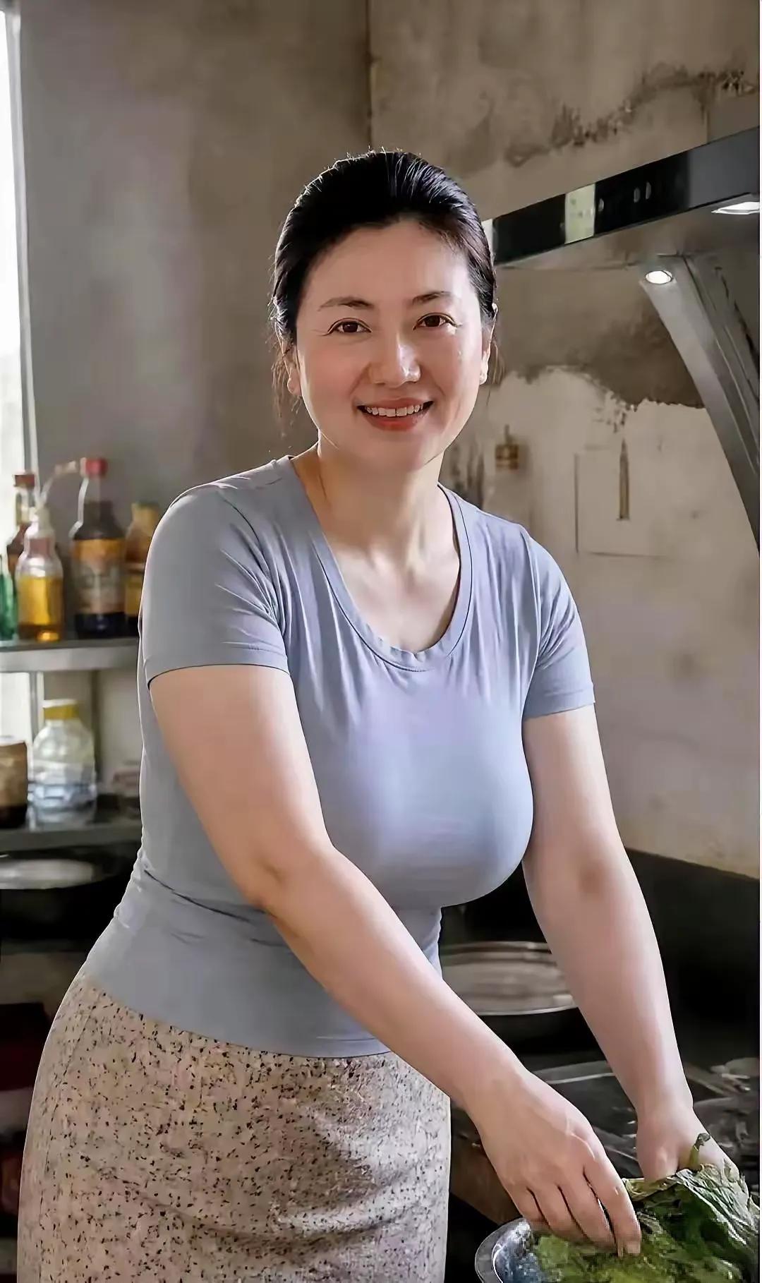 吃饭还是家常饭，穿衣还是粗布衣。家常饭、百姓衣、结发妻算作人生的三件宝。家常