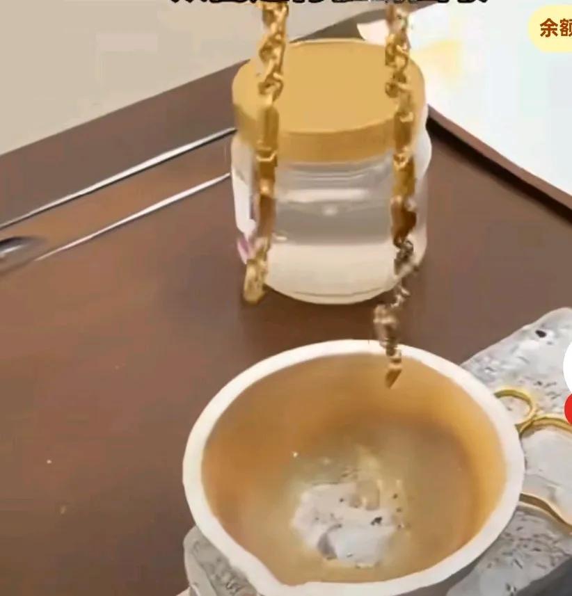 男子解密回收黄金的猫腻，只需要在手上抹一点洗洁精，然后在烧制过程中黄金就会变黑