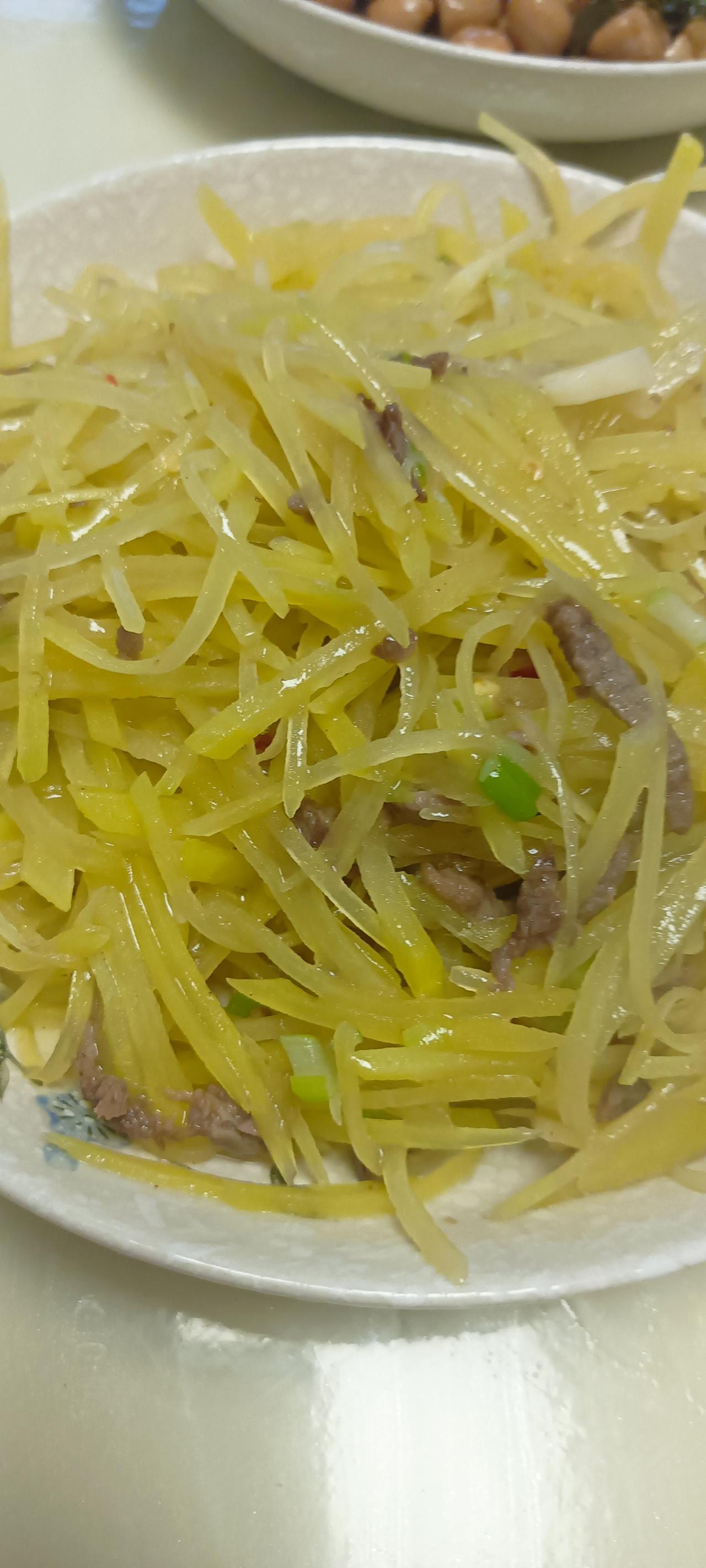 我们家三姐妹，有个共同的特点，就是干活比较麻利，干啥都快，还不是忙忙叨叨，还都算