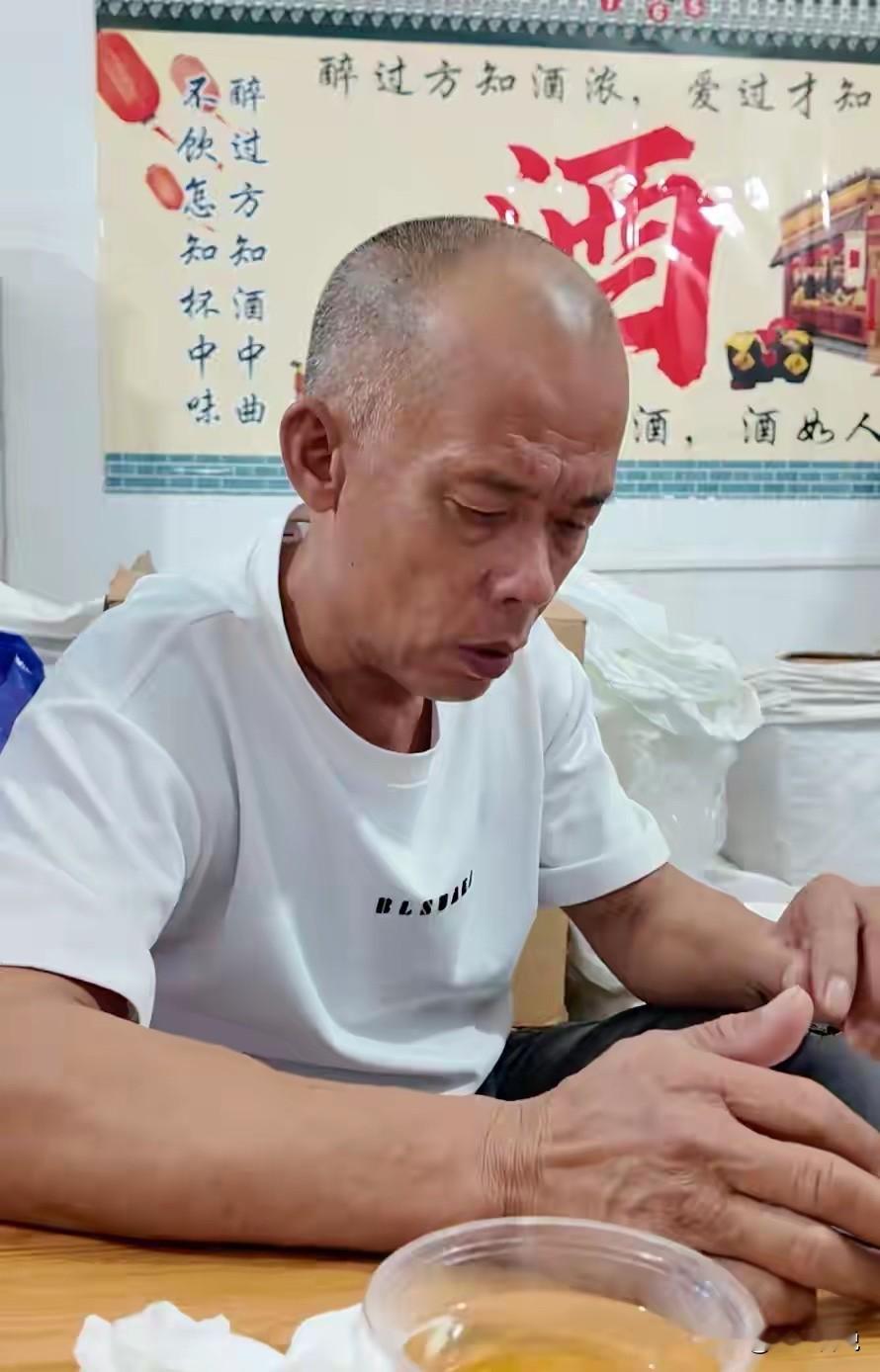 莫氏鸡煲大规模裁员！彻底揭穿素人网红最残酷的真相！顺德莫氏鸡煲，曾经是全网最顶流的素人网红餐饮。一夜