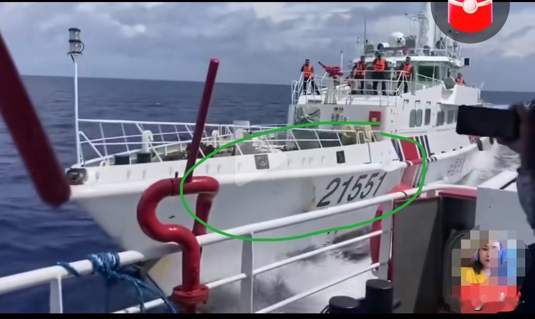 看看菲律宾船如何挑衅我们的？图中21551号是我方海警船，图片拍摄位置就在菲律宾
