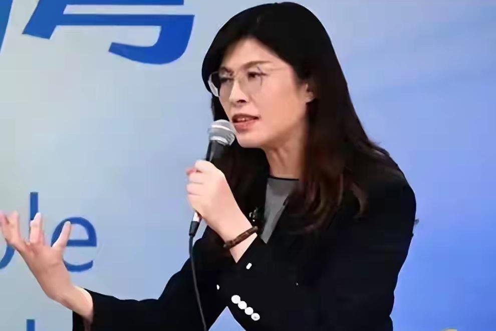 带着勋章入狱！国民党这场“荣誉颁发”，藏着台湾最该清醒的真相谁能想到，“入