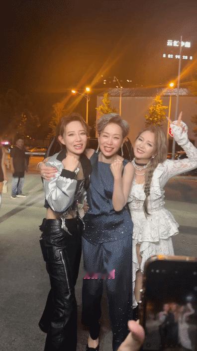 最近何洁与叶童还有李斯丹妮一起亮相长沙，三位美女搭配的都很有潮流时尚气质，真的是