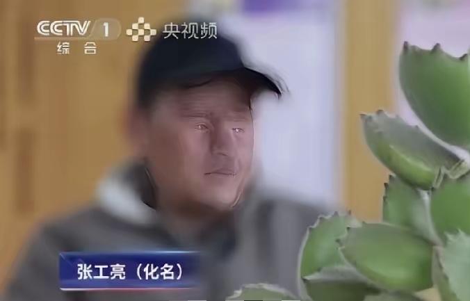 上海，男子抛弃妻儿离家出走17年杳无音信，当他回来办理二代身份证时却发现，经妻子