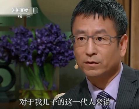 白岩松的儿子白清扬是一名学霸，高考那年顺利考入世界排名前10的伦敦国王学院，但他