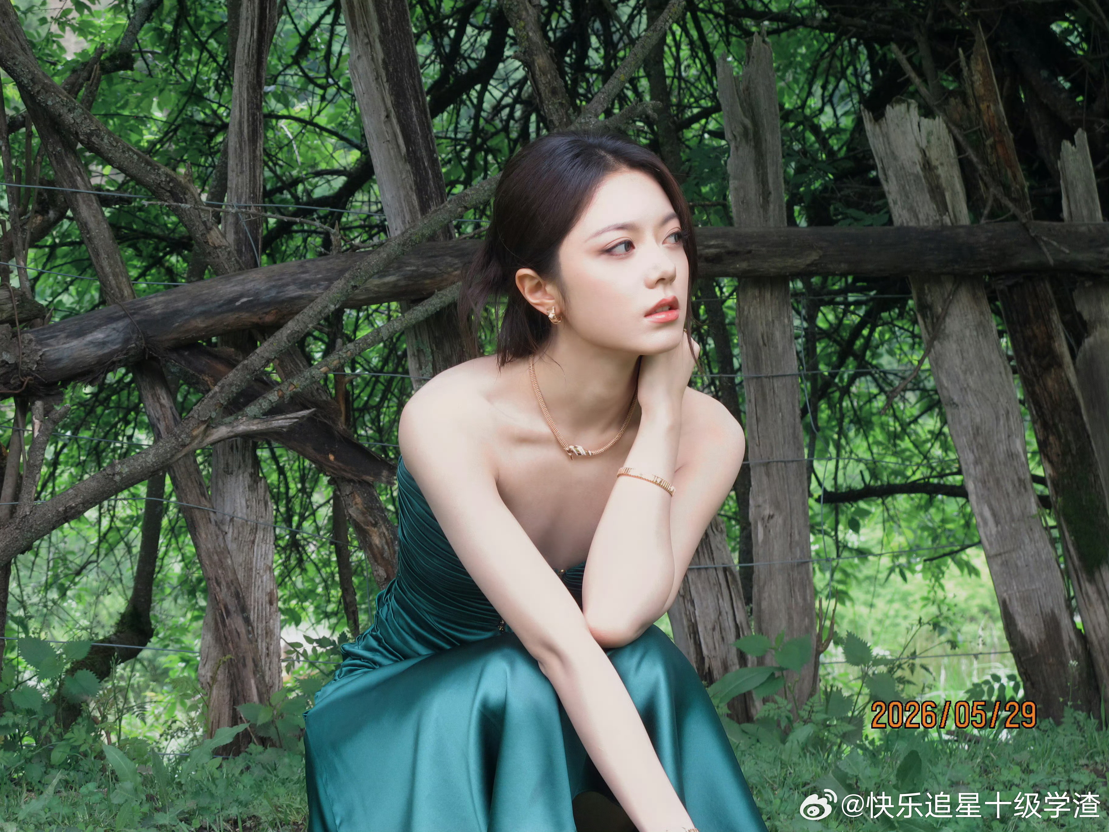 赵今麦绿野仙踪山林为景，翠色为衣，赵今麦像是从童话秘境里走出的女王，一颦一笑